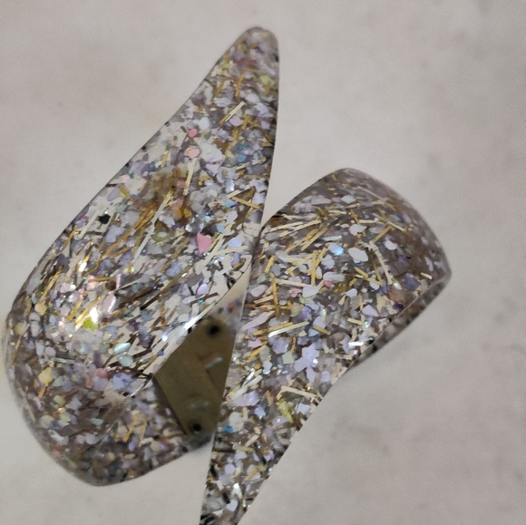 Vintage lucite confetti hinged cuff bracelet - Picture 13 of 14